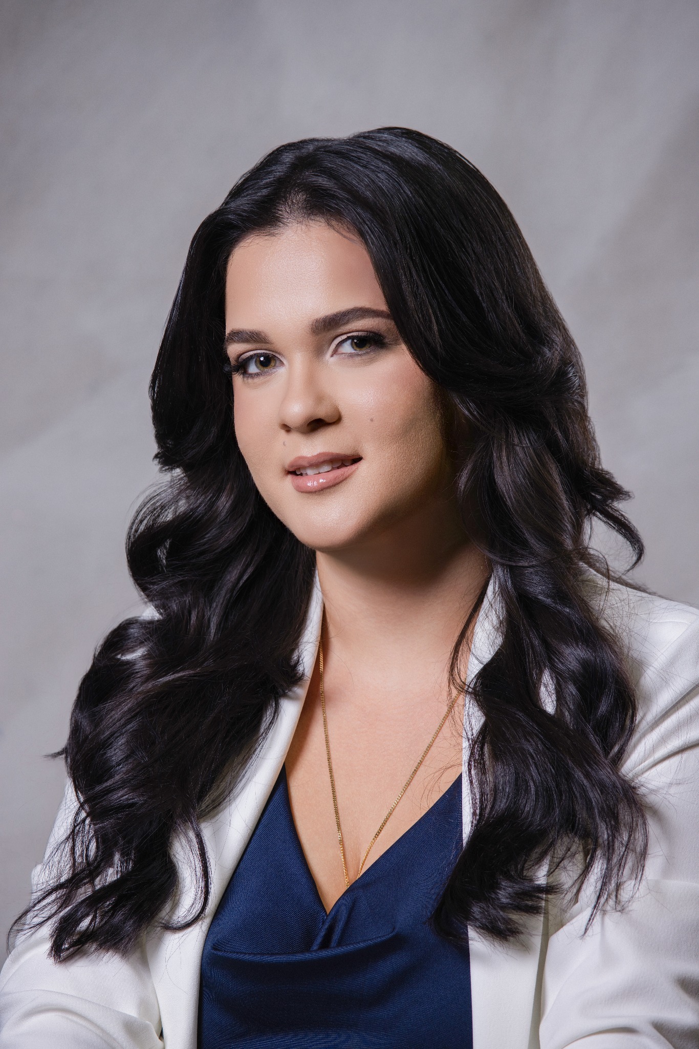 Rosalia, agente de seguros, sentada en sillón caramelo